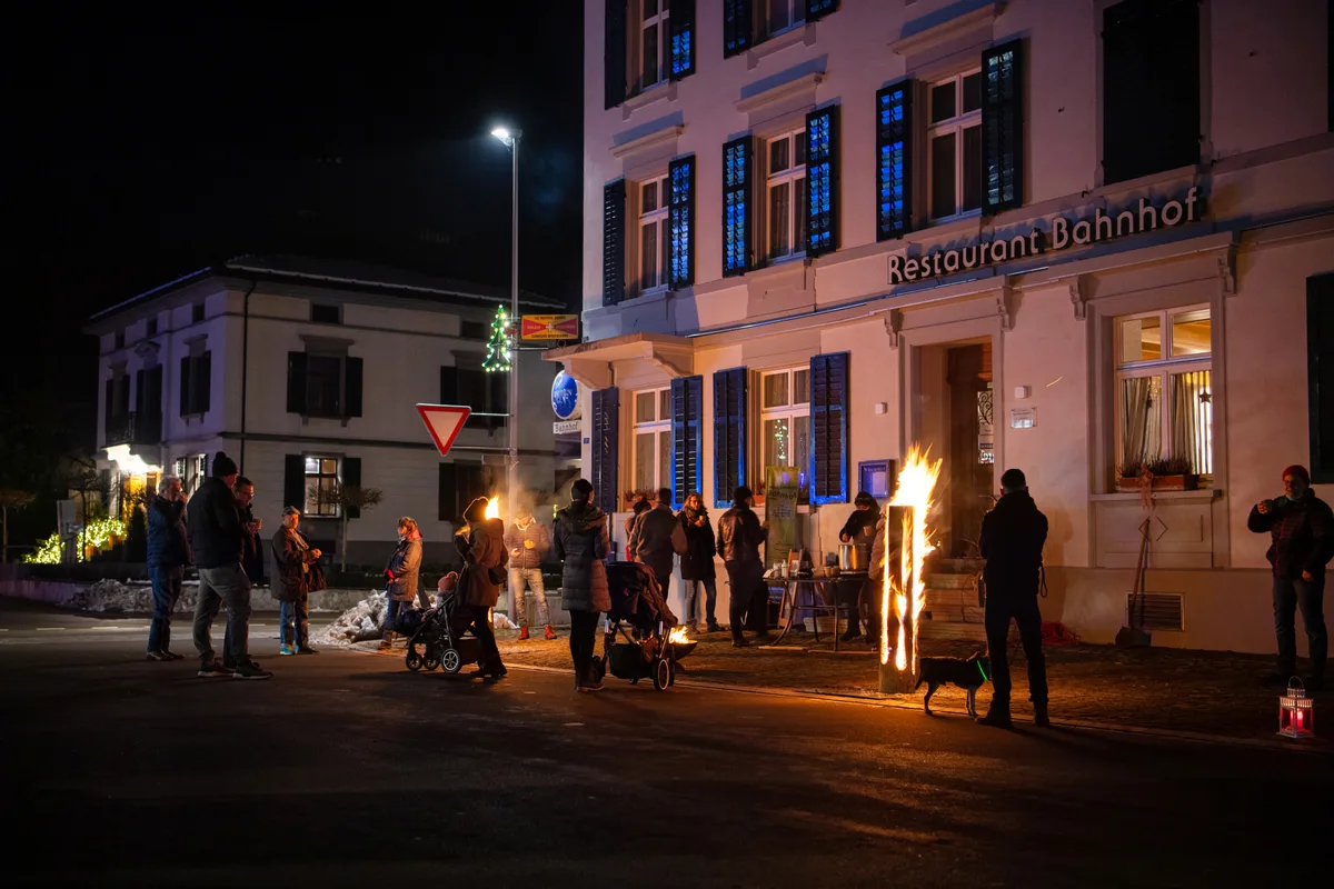 Für den Wirt des Restaurants Bahnhof in Bauma ist das Wirten noch attraktiv. Die steigenden Kosten machen ihm aber wohl bald zu schaffen. Ein Restaurant von aussen in abendlicher Weihnachtsstimmung. Davor stehen einige Leute.